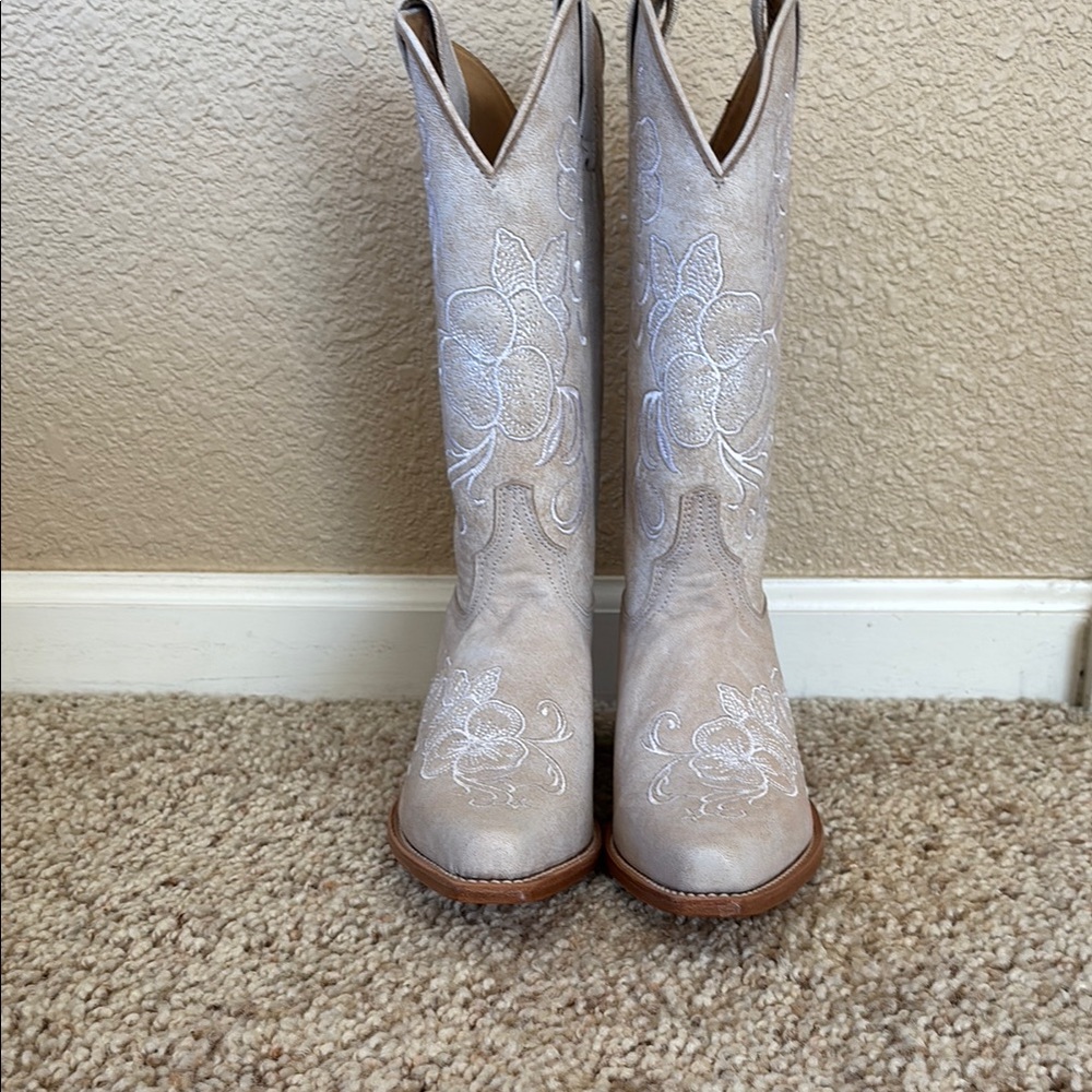 Elegant Embroidered Cowboy Boots